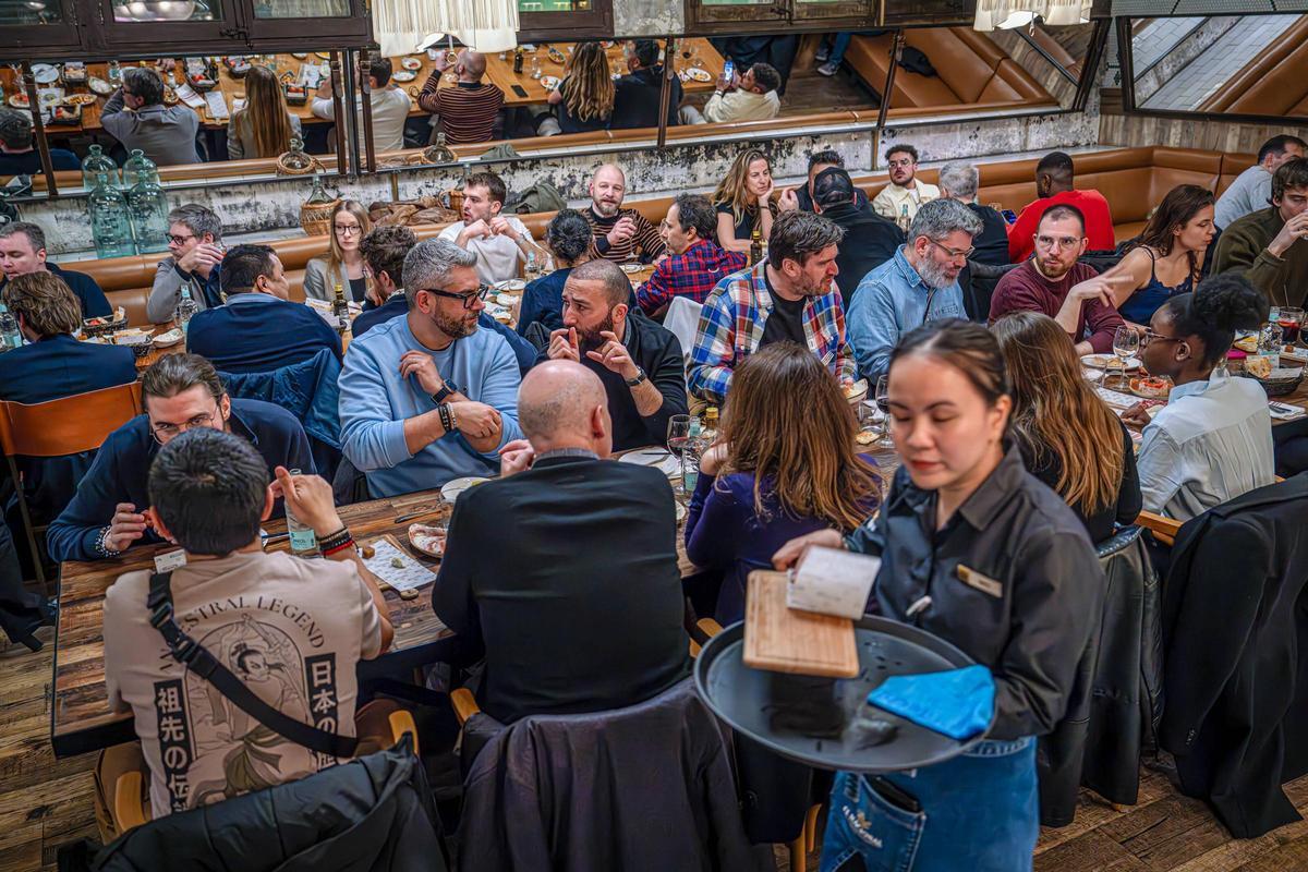 Los congresistas del Mobile toman la noche de Barcelona