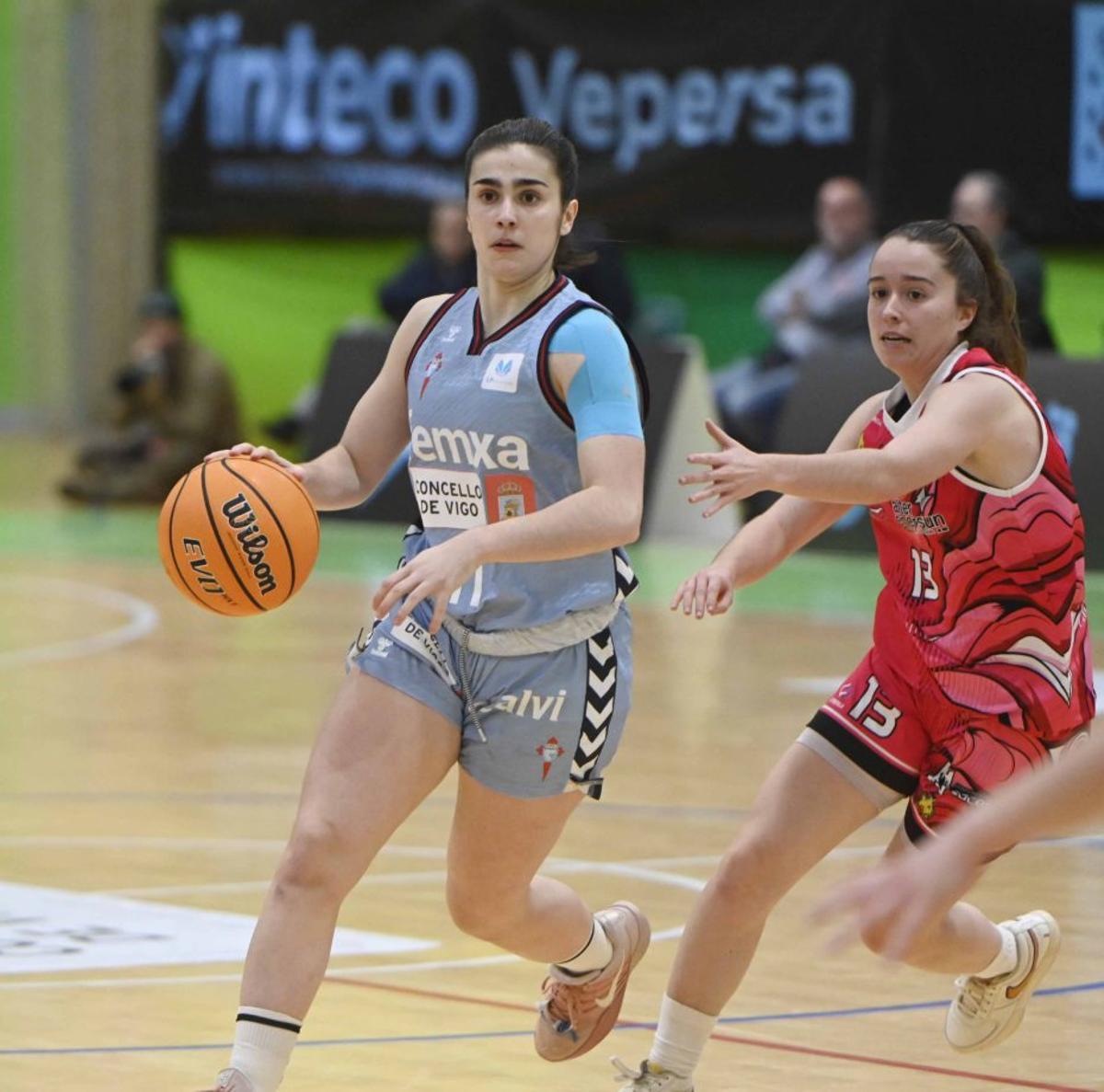 Deva Bermejo bota el balón ante la ourensana Clara Prieto. | PABLO HERNÁNDEZ GAMARRA