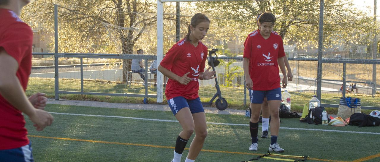 Ilona Guede, en el centro, en un entrenamiento con el Cacereño Femenino en Pinilla.
