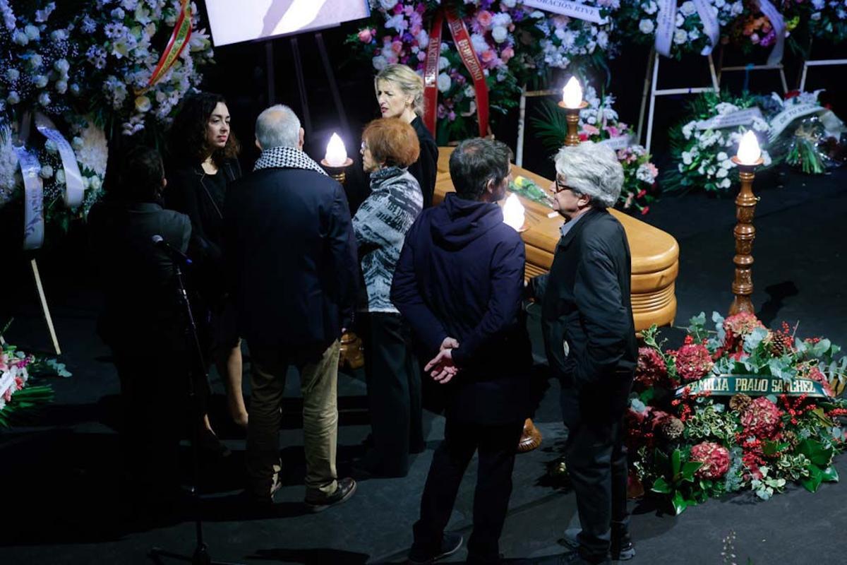 La vicepresidenta segunda y ministra de Trabajo y Economía Social, Yolanda Díaz (c, detrás), el ministro de Cultura, Ernest Urtasun (2d), la hija la actriz Marisa Paredes, María Isasi, (i), y su esposo, Chema Prado (d).