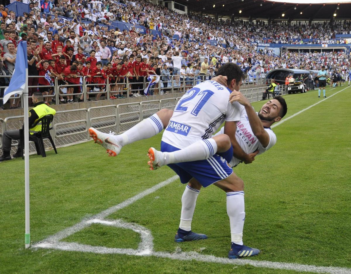 Papu y Zapater celebran un gol del georgiano en la 17-18.