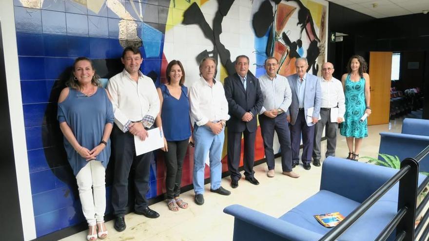Representantes del Ayuntamiento -con el alcalde Alfonso Rodríguez Badal a la cabeza-, junto a los responsables de las asociaciones hoteleras.