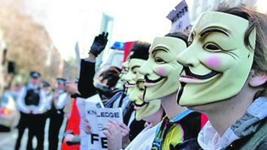 Manifestantes con la careta que identifica a los miembros de «Anonymous».
