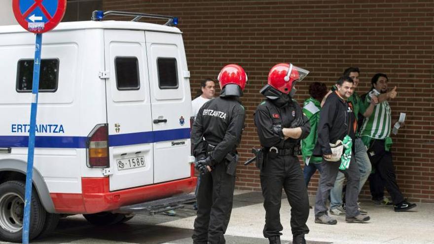 Hinchas del Alavés y el Betis se enzarzan en una pelea multitudinaria en Vitoria