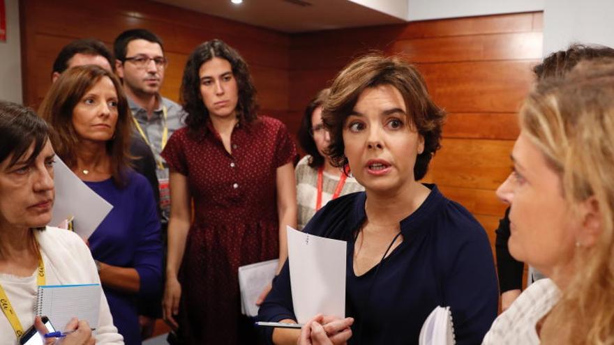 Soraya Sáenz de Santamaría conversant amb periodistes