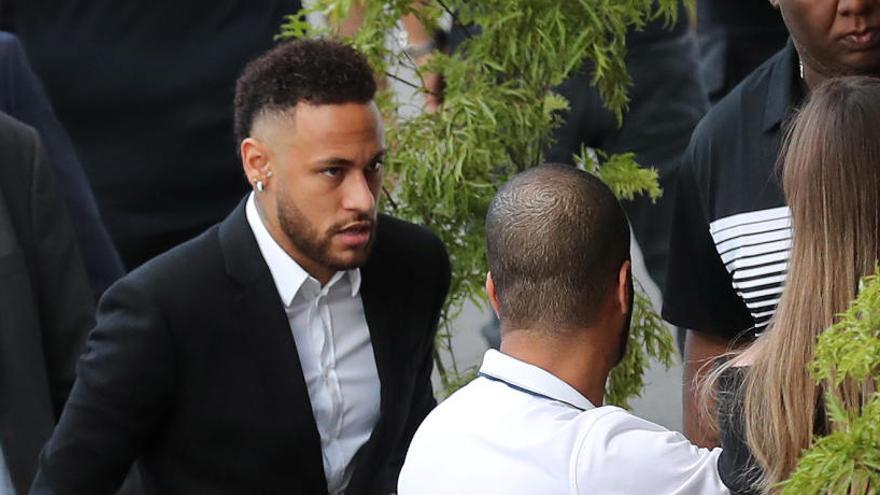 El astro brasileño Neymar llega a la comisaría.