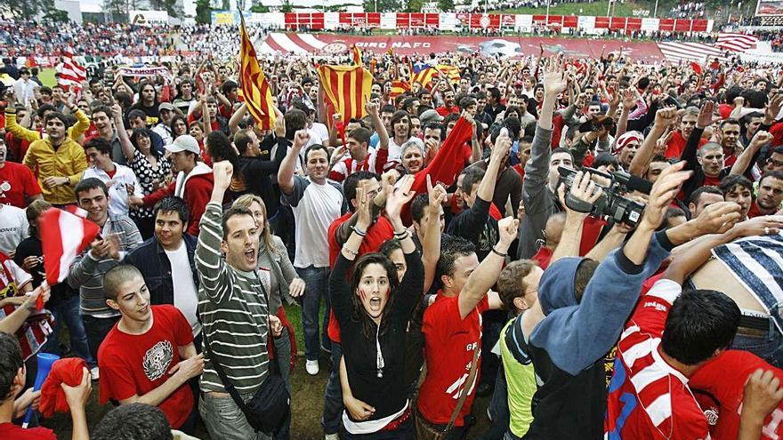 Aficionats del Girona celebrant l&#039;ascens a Segona A a l&#039;estadi.