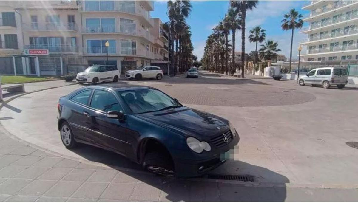 Diesen Wagen rammte der Täter mehrfach.