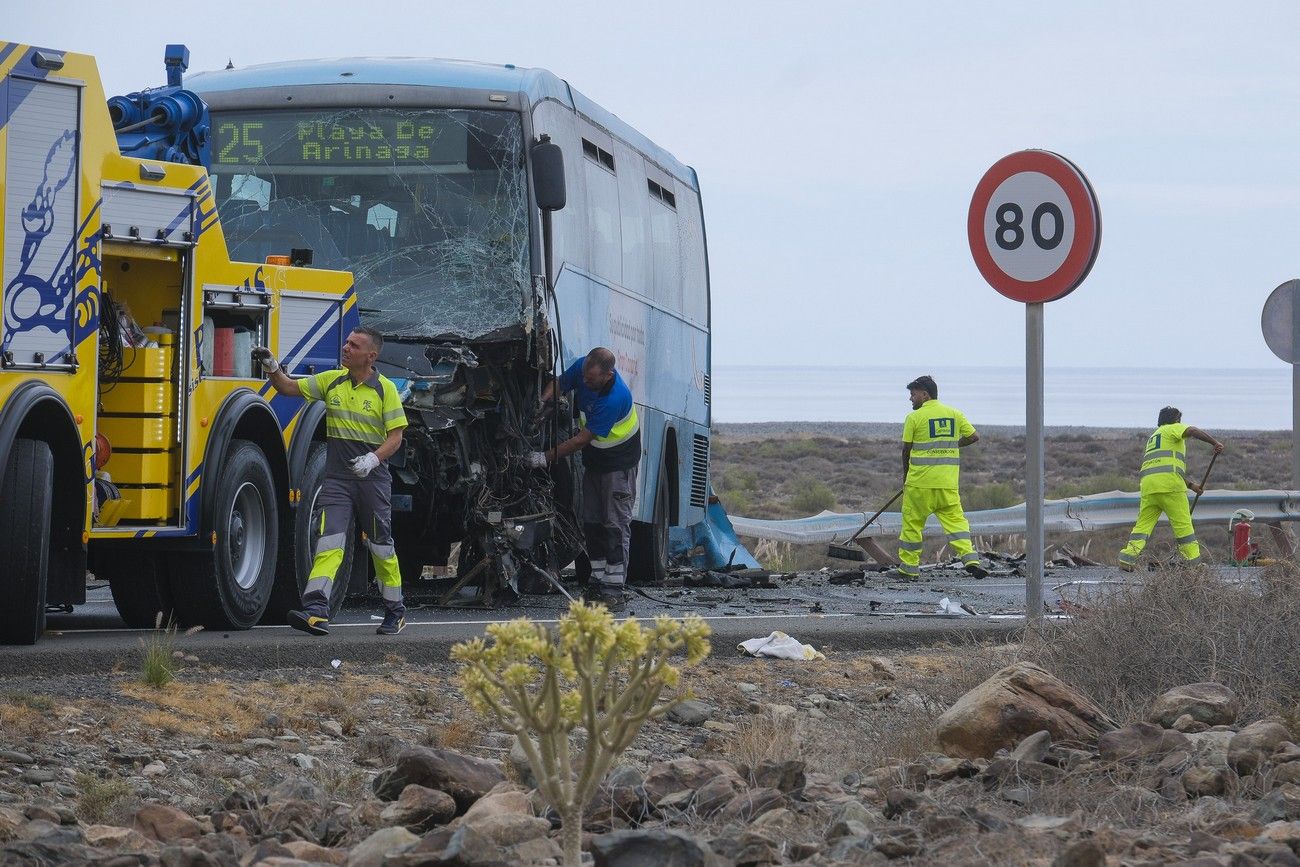 Grave accidente entre un coche y una guagua de Global en Gran Canaria
