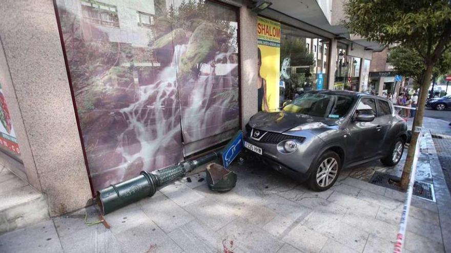 El vehículo derríbó por completo la farola y una señal de aparcamiento. // Nick