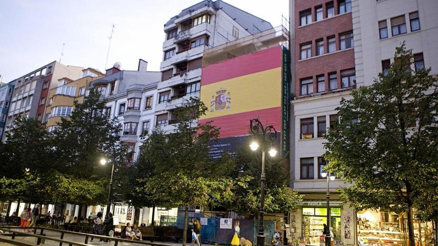 Acto por la unidad en Gijón: Una bandera de España para que la gente la firme en el Parchís