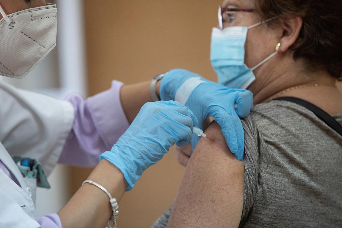 Archivo - Una enfermera vacuna a una mujer contra la gripe y el Covid. A 17 de octubre de 2022, en Sevilla (Andalucía, España). (Foto de archivo).