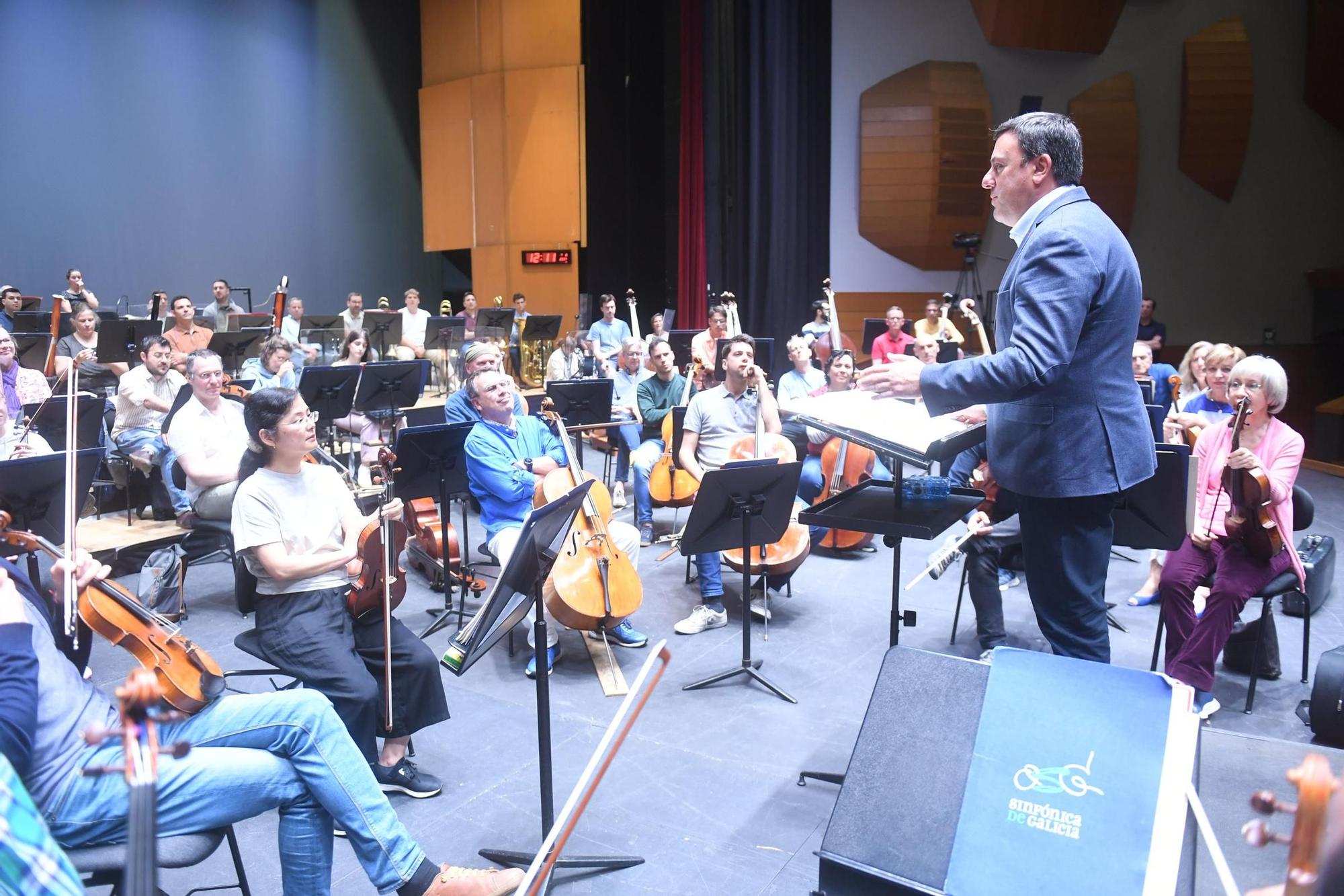 La alcaldesa de A Coruña y el presidente de la Diputación acuden a un ensayo de la Orquesta Sinfónica de Galicia