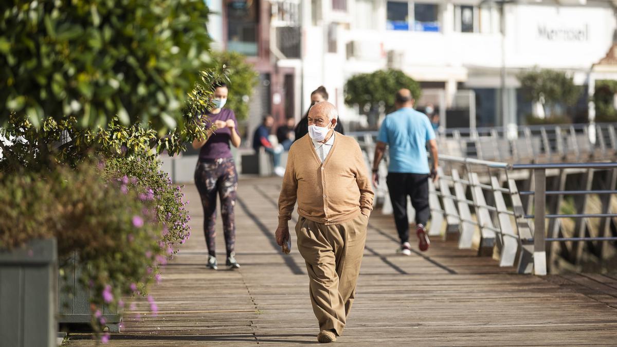 Un hombre pasea por una calle.