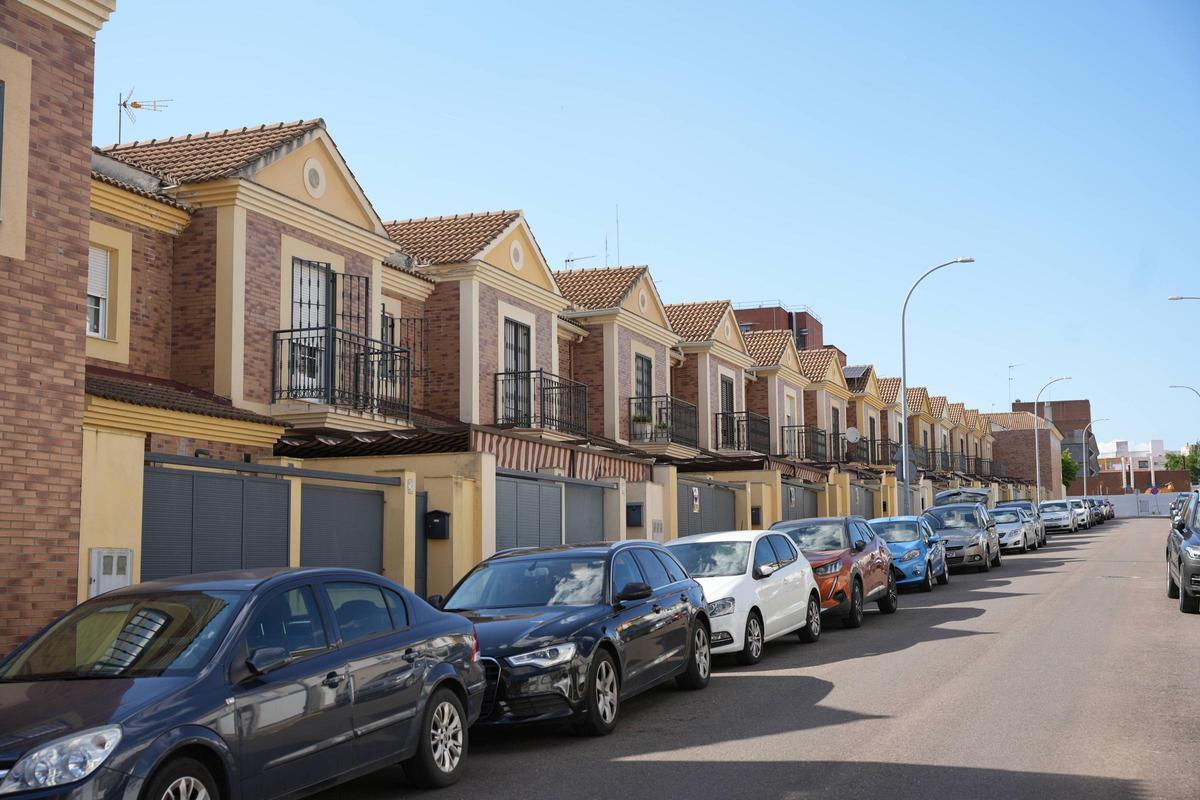 Una de las calles con viviendas unifamiliares de Ciudad Jardín en Badajoz.