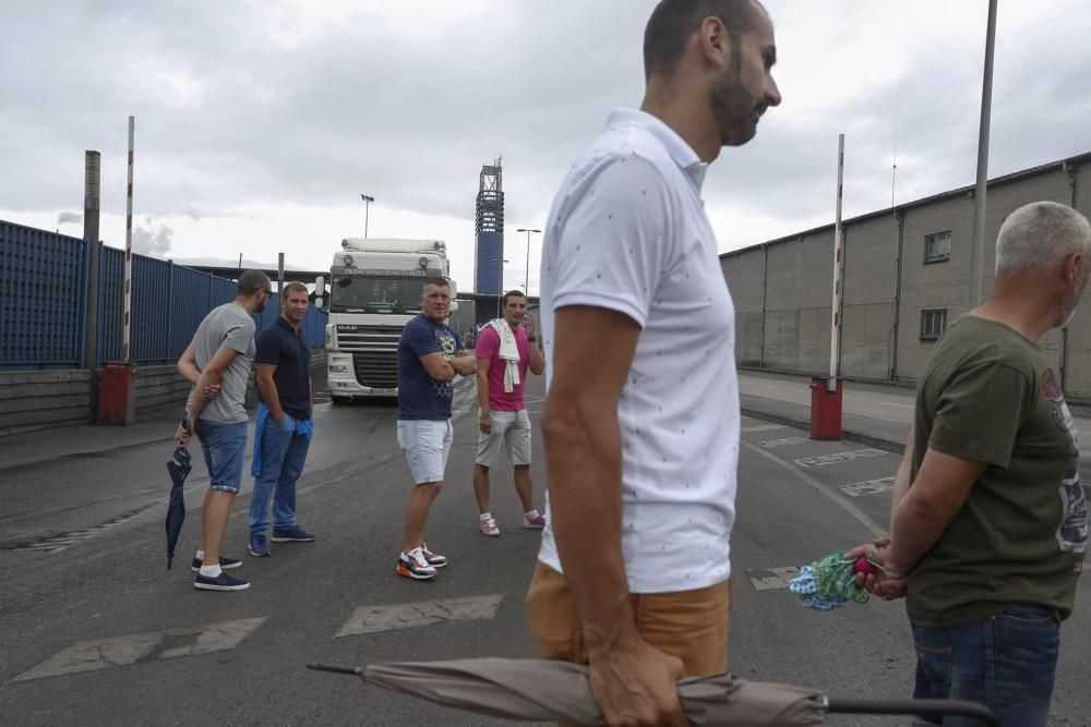 Manifestación de los trabajadores de la compañía Astur-Leonesa ante la entrada del puerto de Avilés