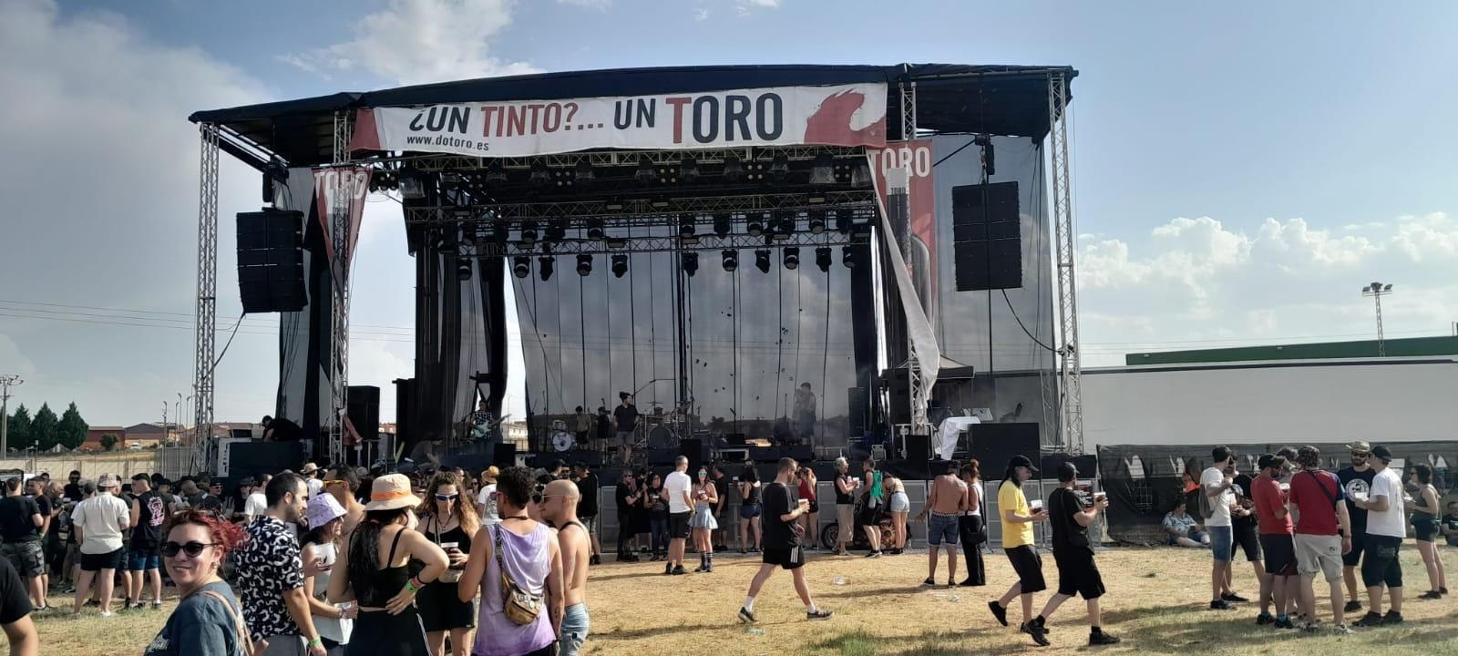 GALERÍA | La primera jornada del Festival &quot;Vintoro&quot; llena Toro de rock, &quot;fuego&quot; y un gran ambiente