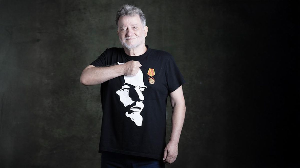Lois Pérez Leira, posando con su condecoración de Lenin