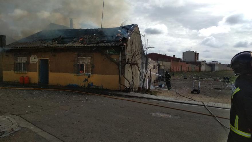 Los bomberos trabajando en la extinción del fuego.