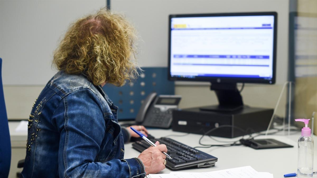 Una empleada pública durante su jornada laboral, en la oficina de la Agencia Estatal de la Administración Tributaria