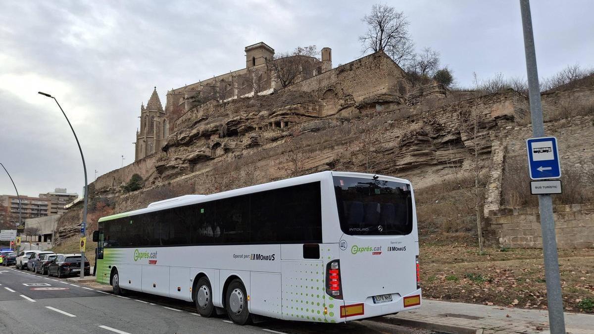 Un vehicle de Monbús de la línia de Manresa a Barcelona