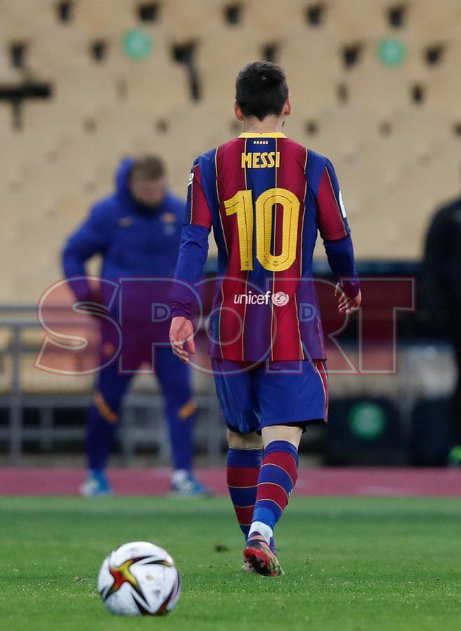 Leo Messi abandona el terreno de juego tras ser expulsado en la final de la Supercopa de España disputada entre FC Barcelona y Athletic de Bilbao en el estadio de la Cartuja de Sevilla.