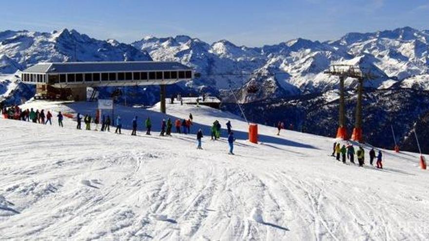 Uns 4.500 esquiadors estrenen la temporada a Baqueira, que ha avançat una setmana l&#039;obertura