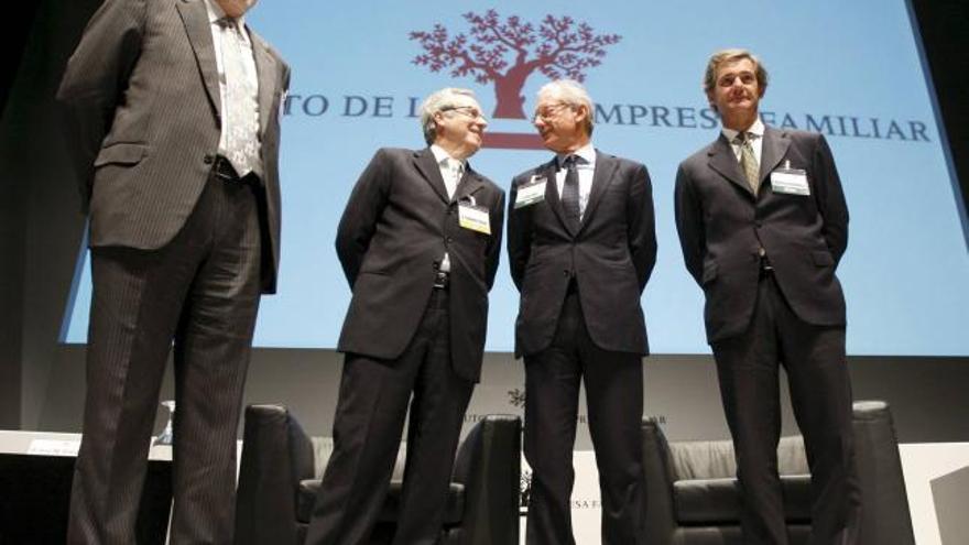 La pujanza de la empresa nacional.  Los presidentes de Mercadona, Juan Roig (i); Mango, Isak Andic (2d) y Acciona, José Manuel Entrecanales (d); y Fernando Casado (2i), director del Instituto del Empresa Familar (IEF), antes de participar ayer en Zaragoza en la mesa redonda Crecer en situaciones adversas dentro del XII Congreso Nacional del IEF, del que forman parte las empresas familiares más importantes del país. La empresa familiar representa en España el 85% del tejido empresarial, el 70% del Producto Interior Bruto (PIB) y el 70% del empleo privado.