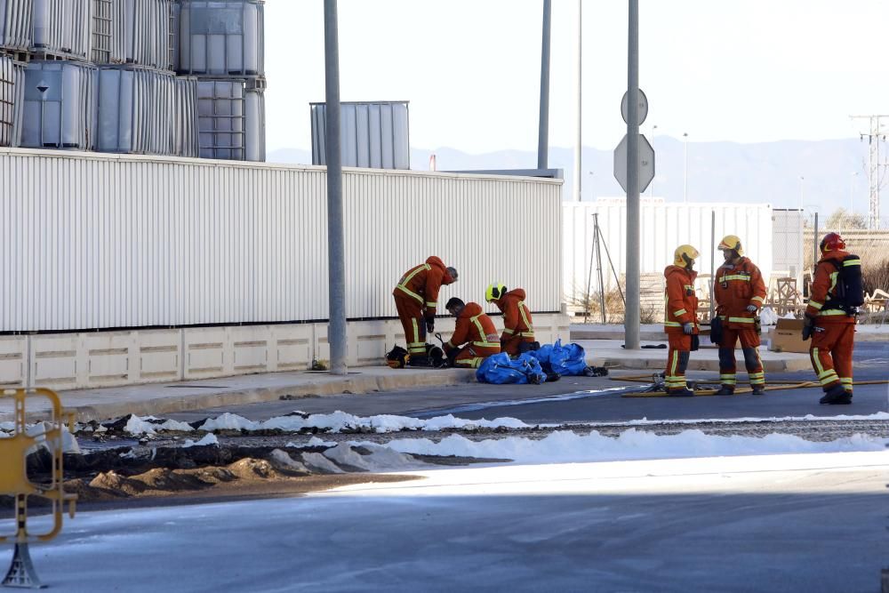 Un vertido en una empresa de Silla derrama 6.000 litros de ácido nítrico a la calle