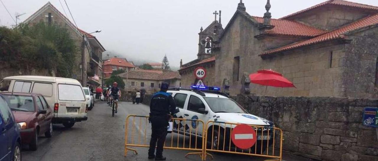 Patrulla de la Policía Local de Cangas, en un operativo durante el fin de semana. // FdV