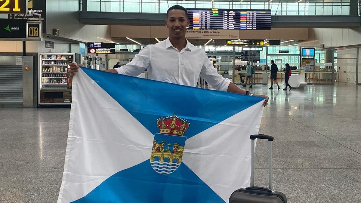 El joven en el aeropuerto de Tenerife.