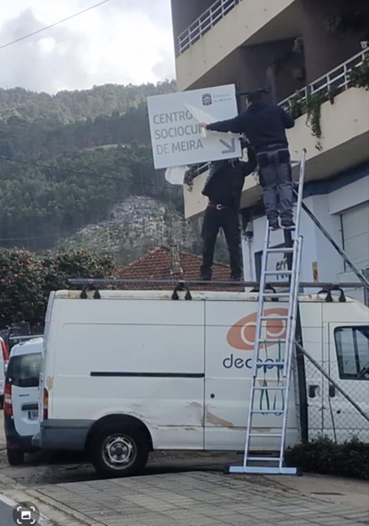 El cartel que indica la llegada al nuevo centro cultural.