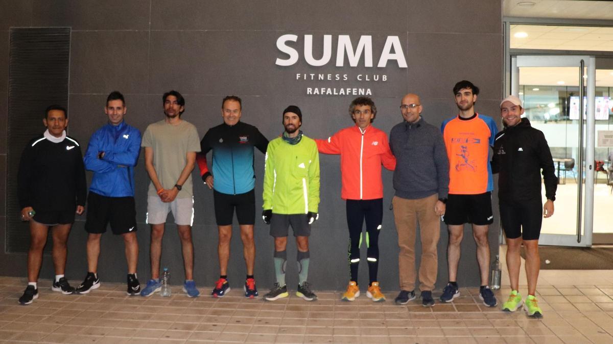 Jesús España, junto a otros corredores, frente a las instalaciones de SUMA Fitness Club Rafalafena.