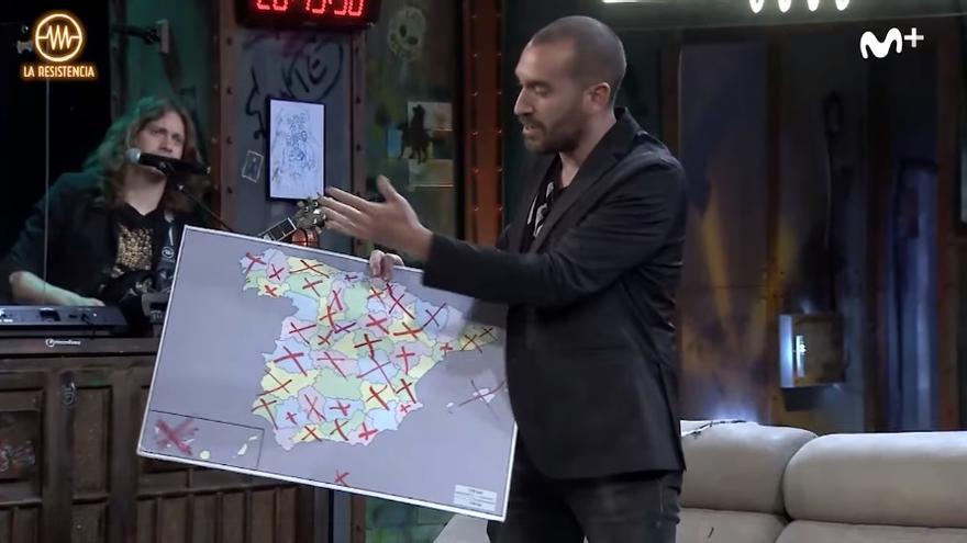 Momento en que Jorge Ponce muestra la provincia de Pontevedra en el mapa.