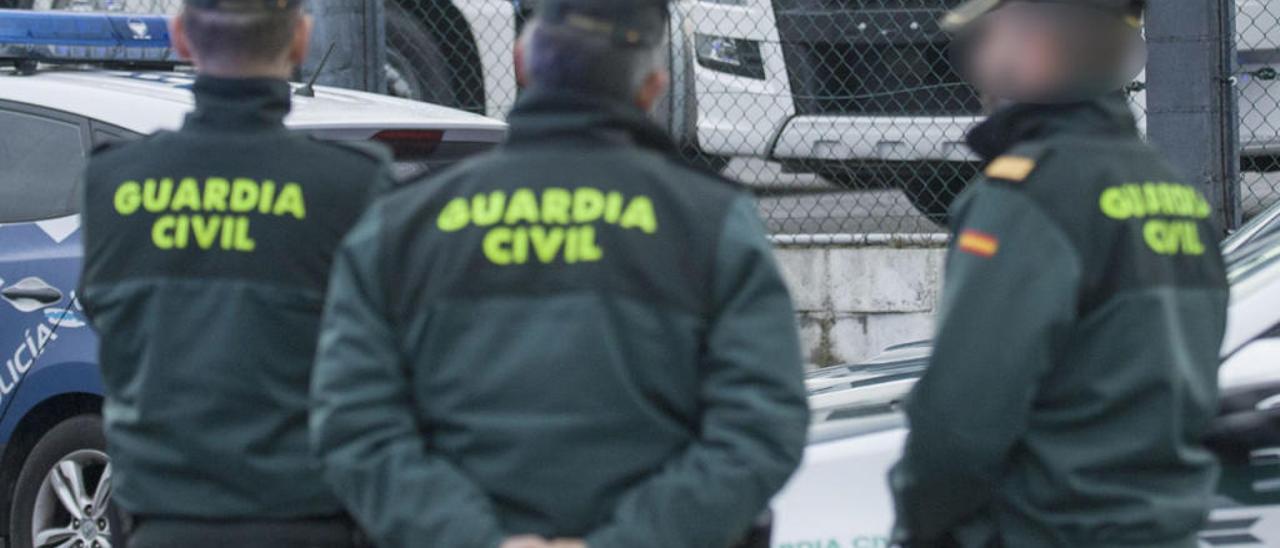 Agentes de la Guardia Civil en un control. // Roller Agencia