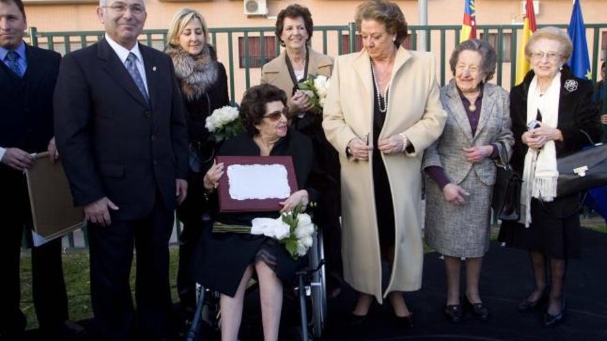 Carmen Nolla, con su hija Rita Barberá, en la inauguración del parque Miquel Nolla.