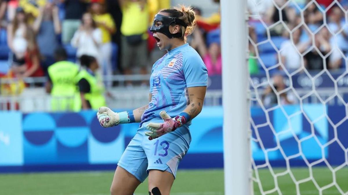 Cata Coll para el primer penalti de Colombia durante la tanda de penaltis