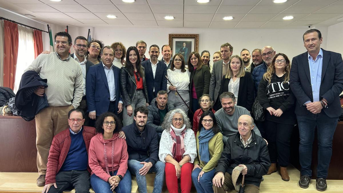 Auxi Gámez, nueva alcaldesa de Humilladero, rodeada por dirigentes y afiliados del PSOE.