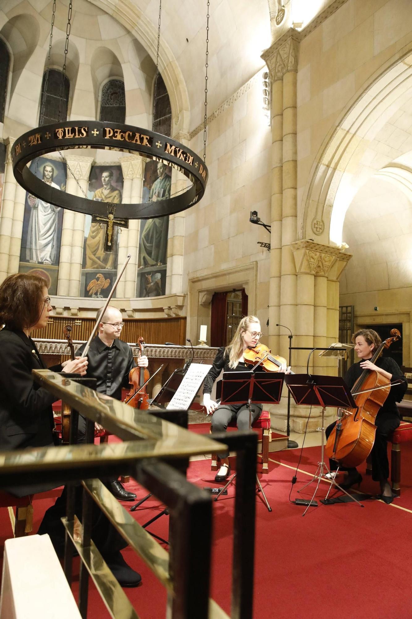 El concierto solidario y recogida de alimentos en la iglesia de San Pedro, en imágenes