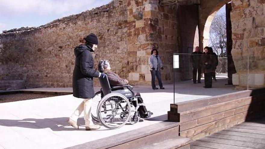 Una mujer en silla de ruedas que visitó ayer el Castillo con un grupo de turistas recorre la fortaleza zamorana.