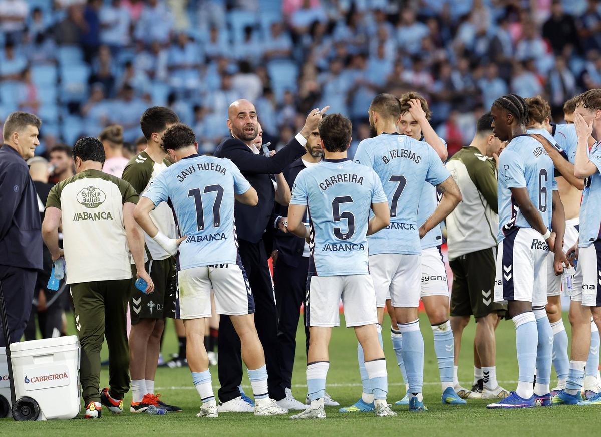 Claudio da instrucciones a sus jugadores.