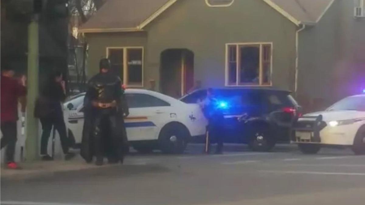 Un hombre disfrazado de Batman se ofrece a la policía de Kelowna (Canadá).