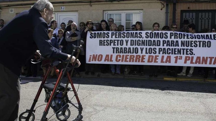 Un paciente sale del Centro de Especialidades y se encuentra con la protesta de profesionales de la medicina que aguardaban al gerente regional de Salud.