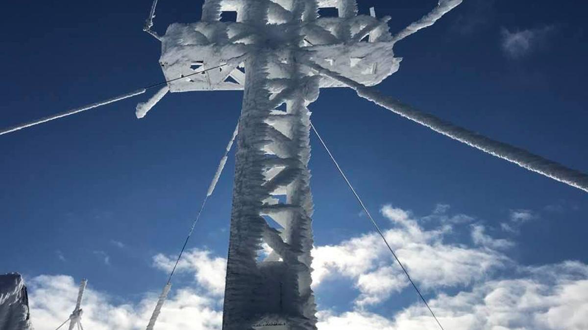 La cruz del Picu Pienzu, congelada