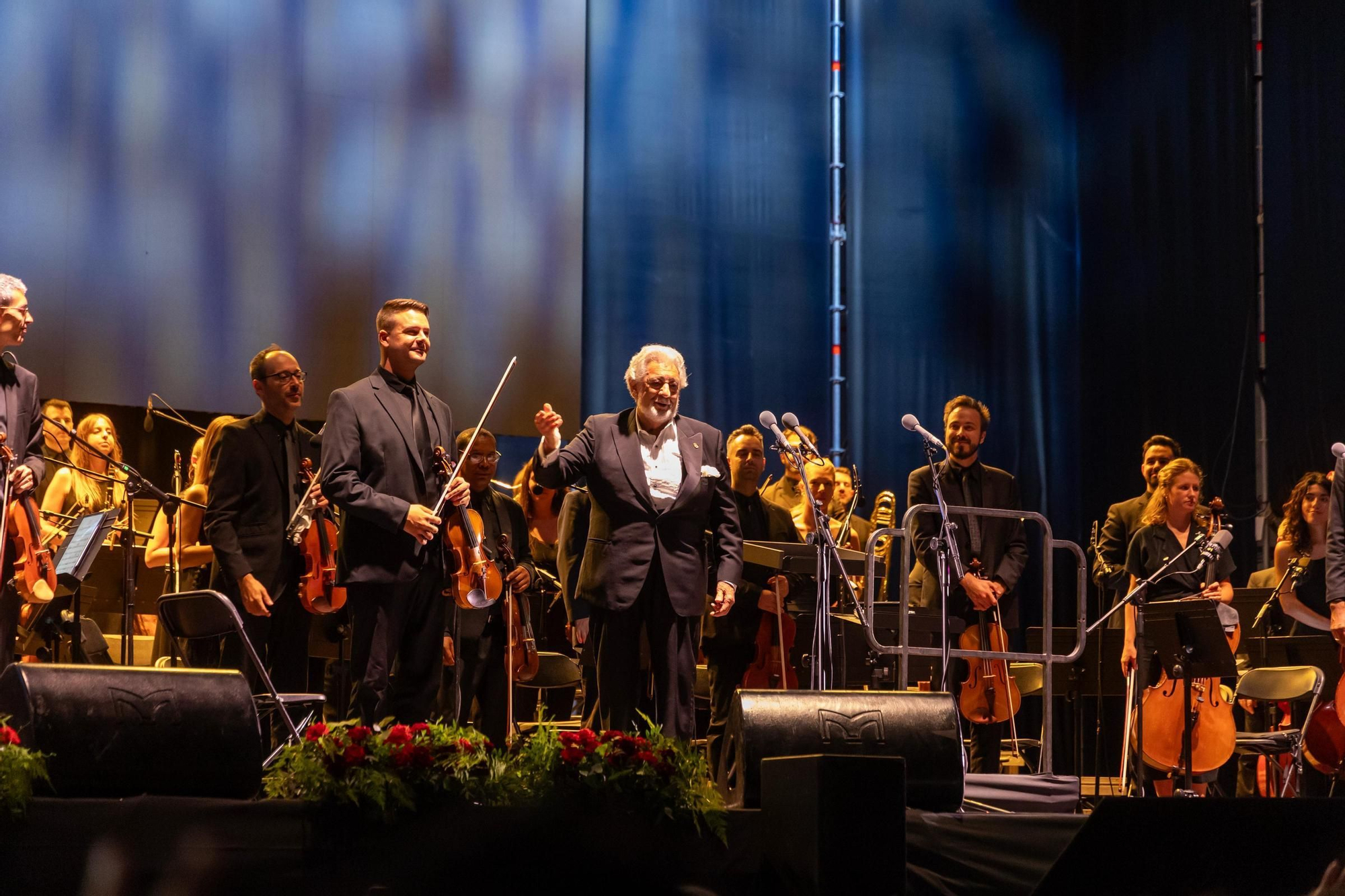Plácido Domingo llena de ópera el Muelle 12 de Alicante