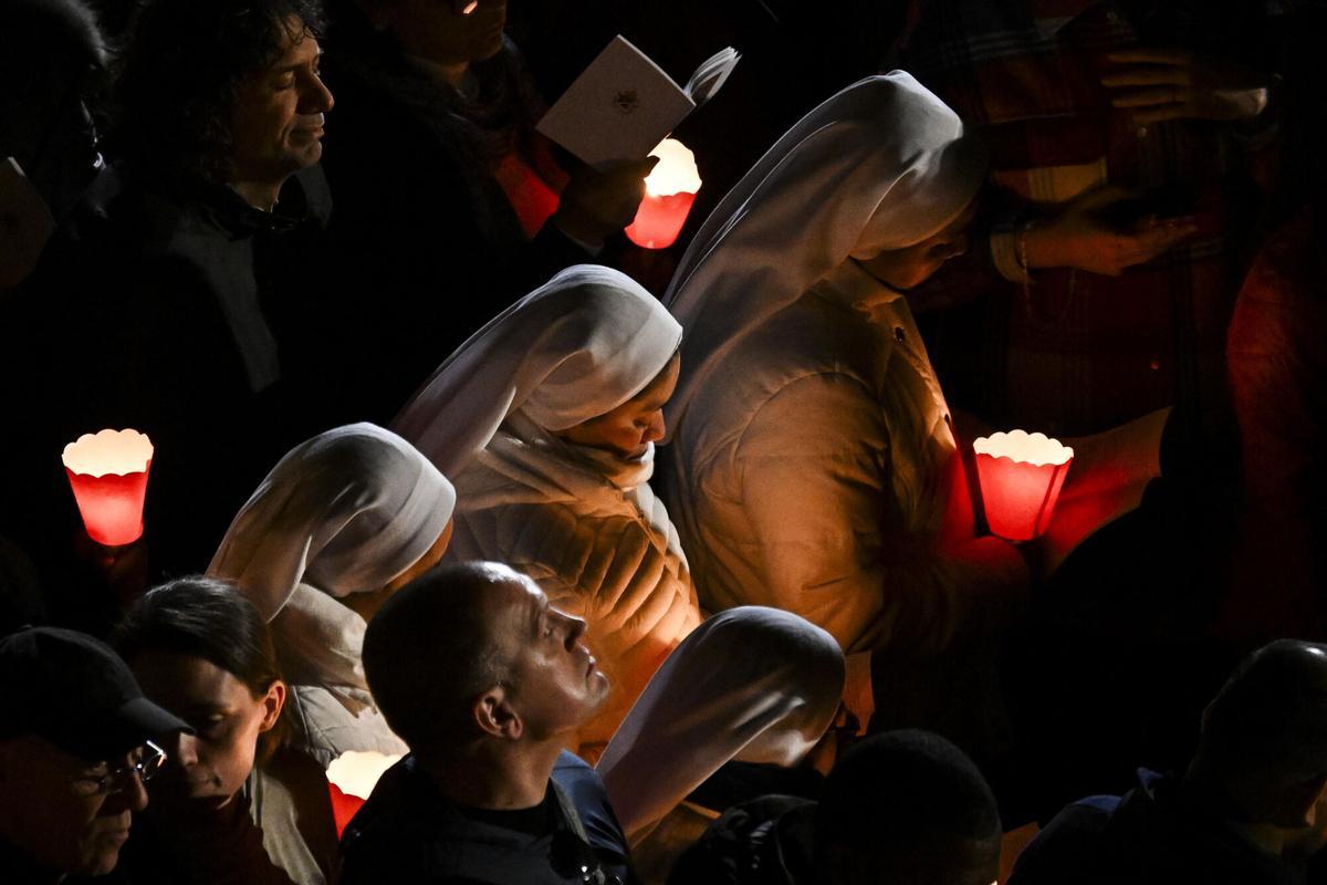Las imágenes del primer Vía Crucis del pontificado del Papa León XIV.