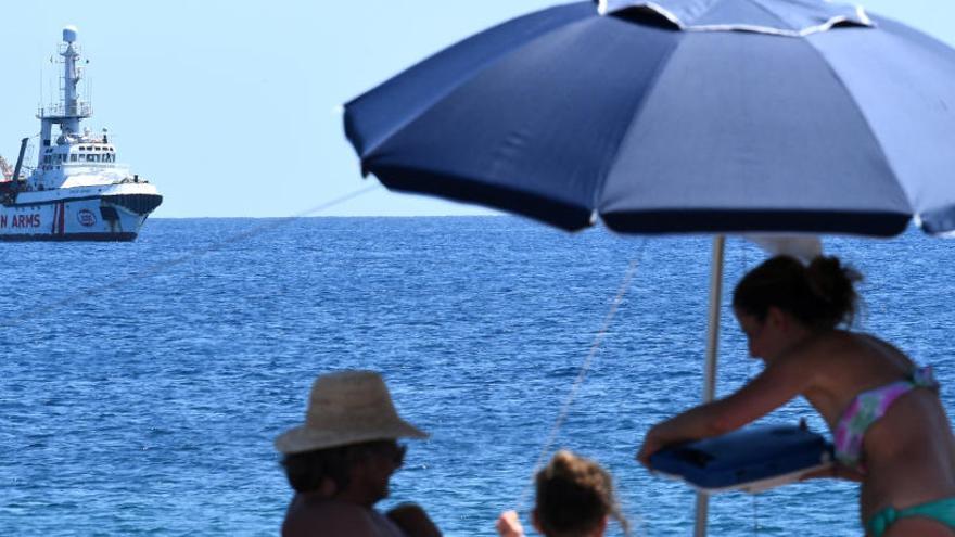 El Open Arms visto desde la costa de Lampedusa.