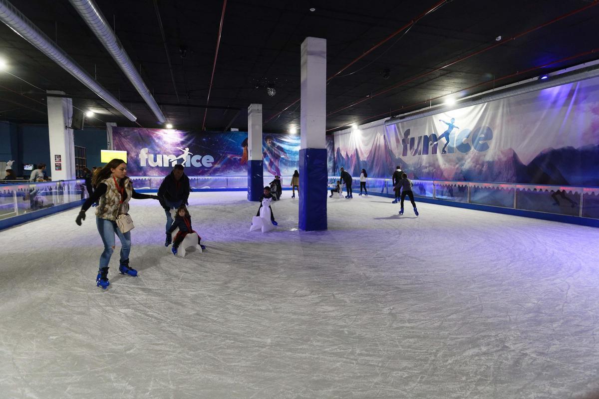 Funice, la nueva pista de patinaje sobre hielo en Castelló, abre sus puertas al público en el complejo Estepark.