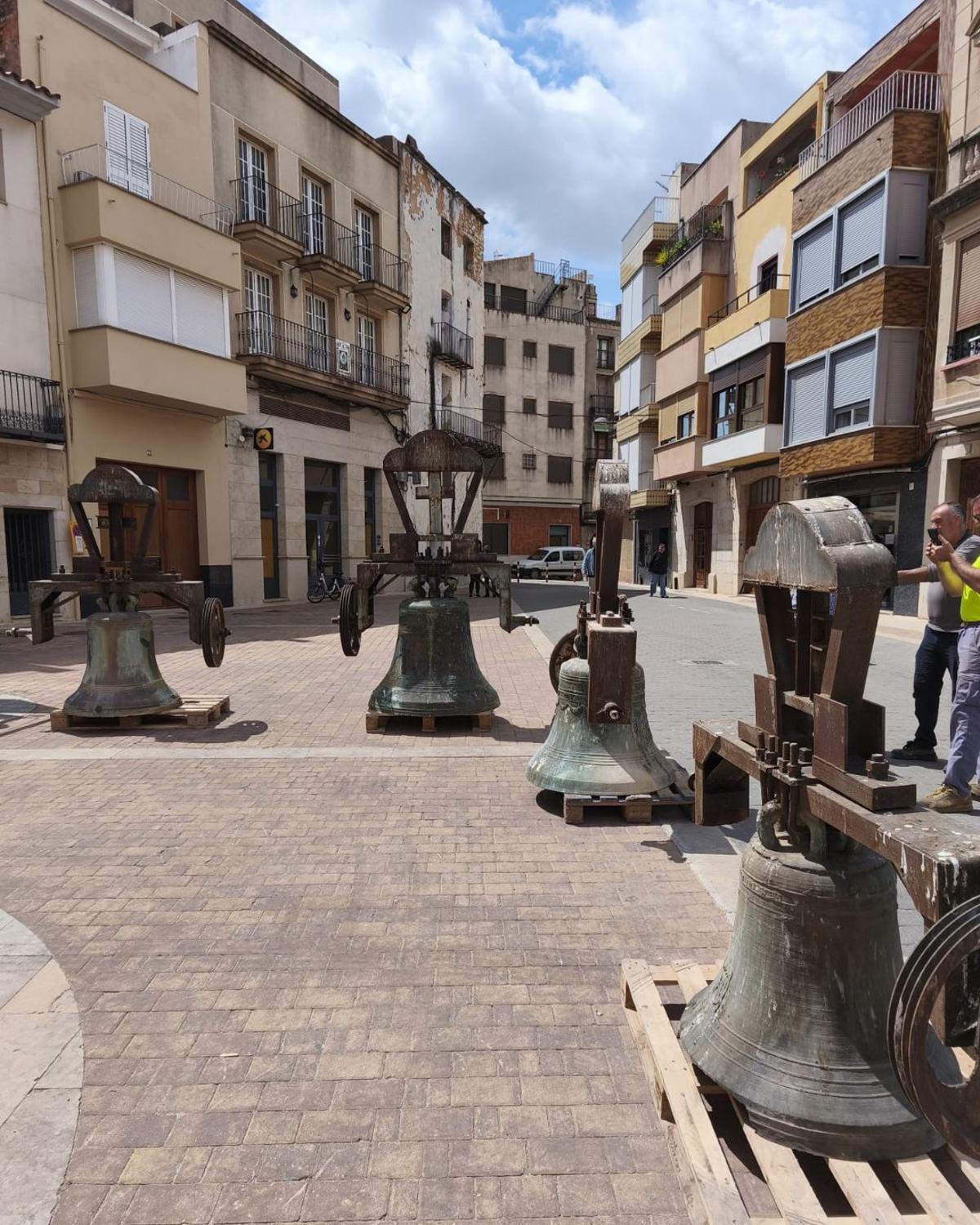 Así ha sido la retirada de la campanas en una iglesia de Castellón