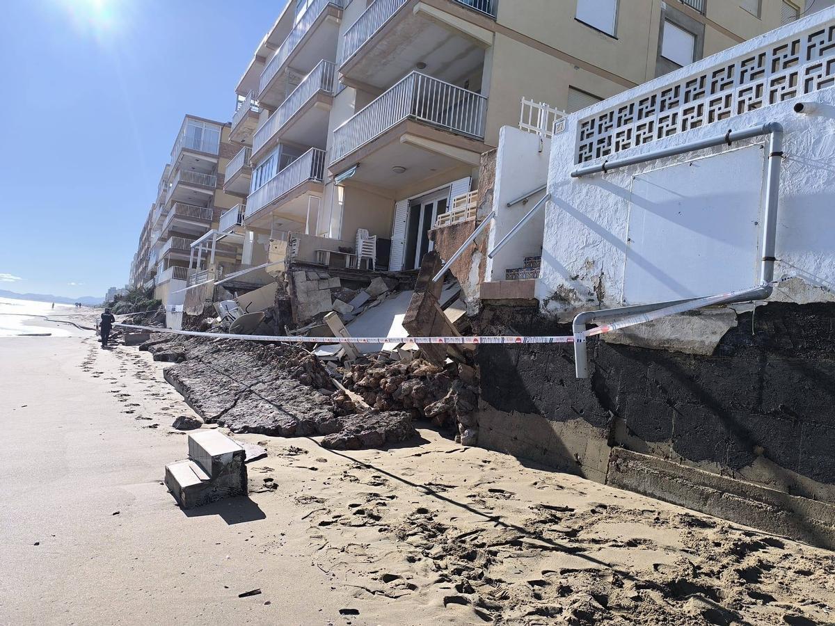 La imagen del mes de enero pasado describe perfectamente lo ocurrido en la playa de Tavernes de la Valldigna